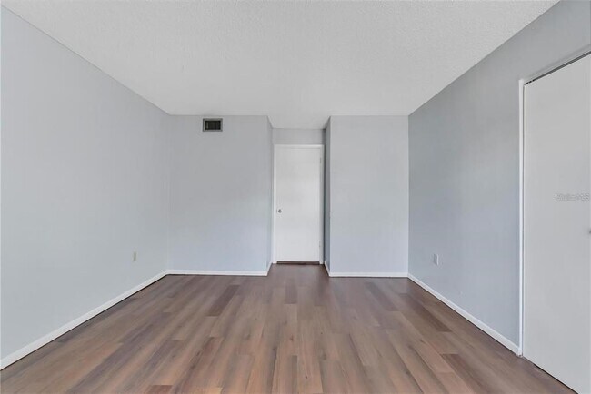 Building Photo - 542 Orange Dr