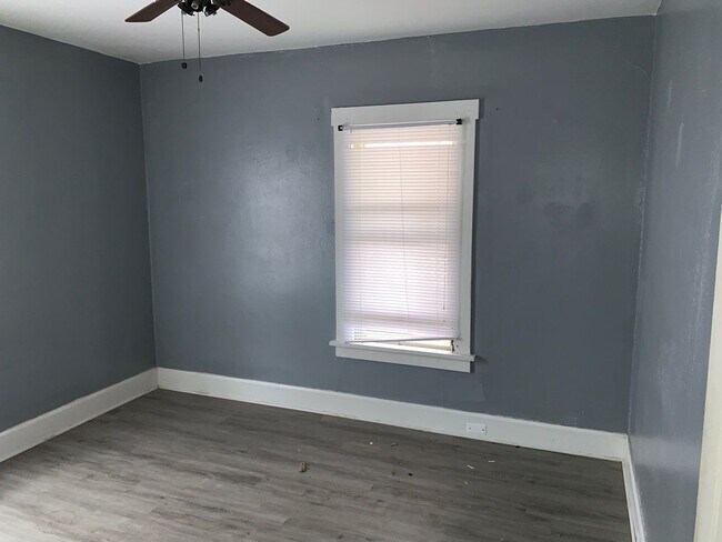 Building Photo - 124 Burbank Ave W