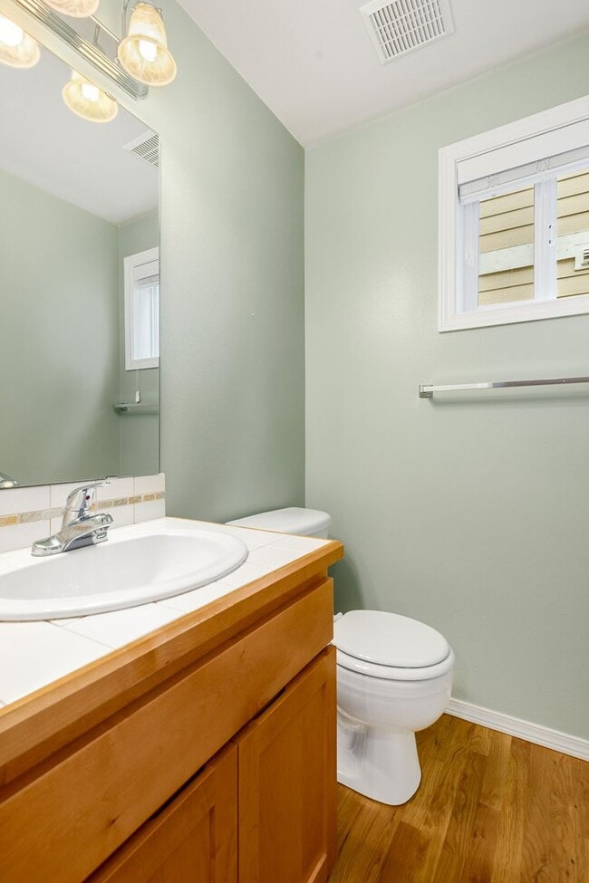 Building Photo - Lake City Townhouse 2 Bedroom 1.5 bath