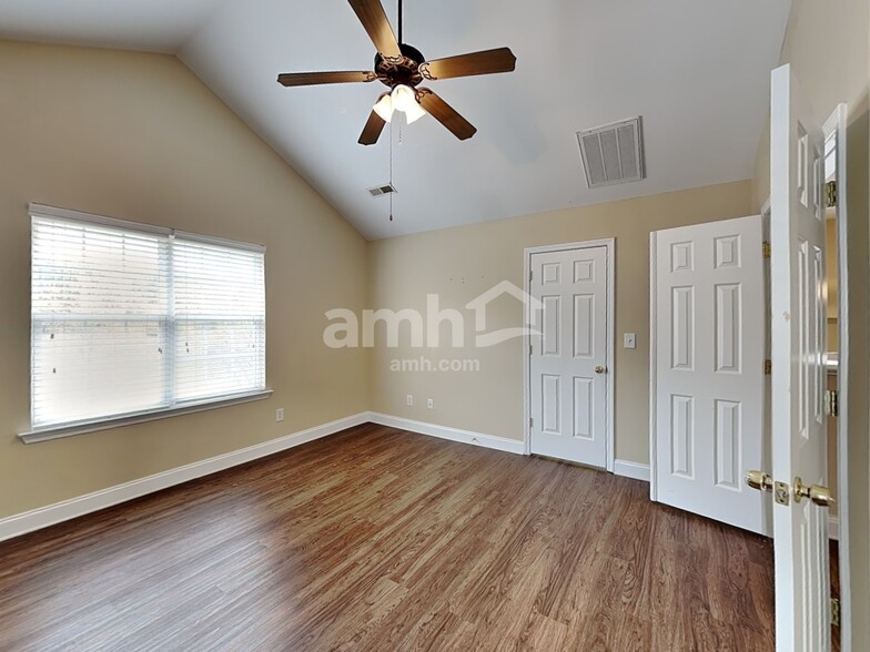 Building Photo - 7842 Jester Park Dr