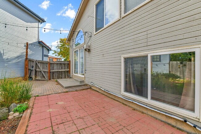 Building Photo - $2,600, 3-bed, 2-bath, located in Denver.