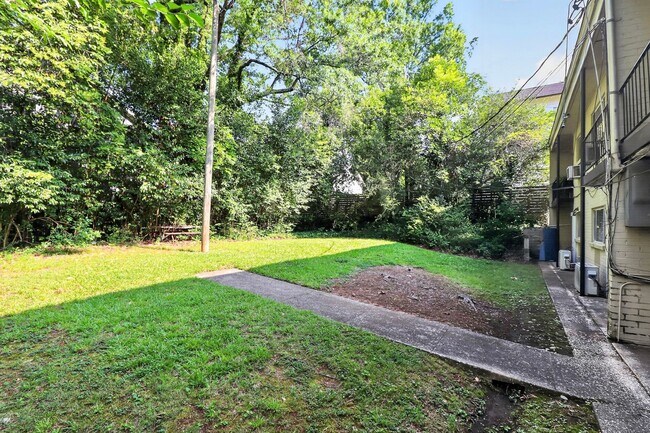Building Photo - Charming One Bedroom Apartment In The Heart of Plaza Midwood!