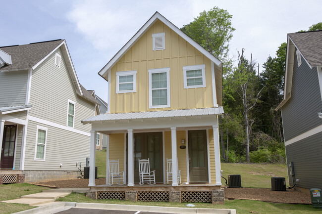 Building Photo - Traditions Townhomes | Student Housing