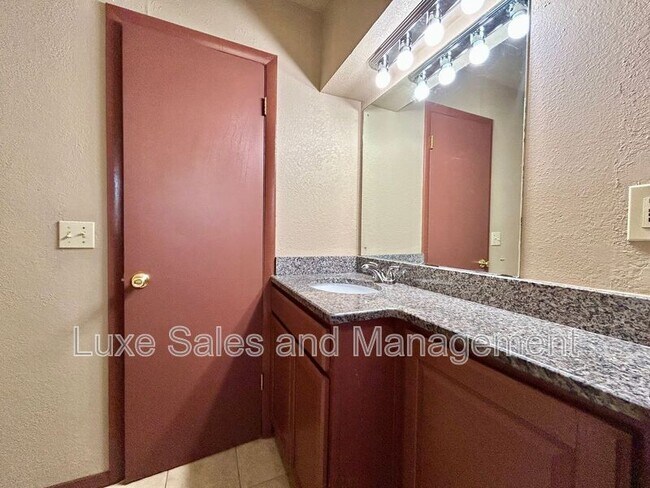 Building Photo - 605 Moraine Ave