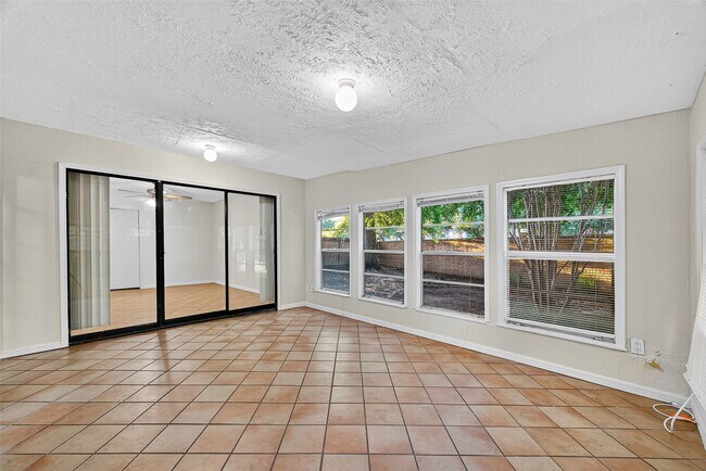 Building Photo - 812 Fleetwood Pl Dr