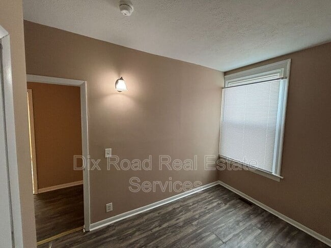 Building Photo - 917 Prytania Ave