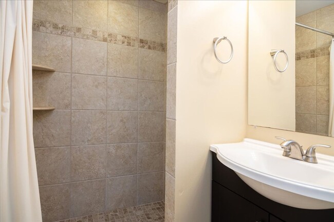Building Photo - Spacious 4/3.5 in Highly Sought-After Buck...