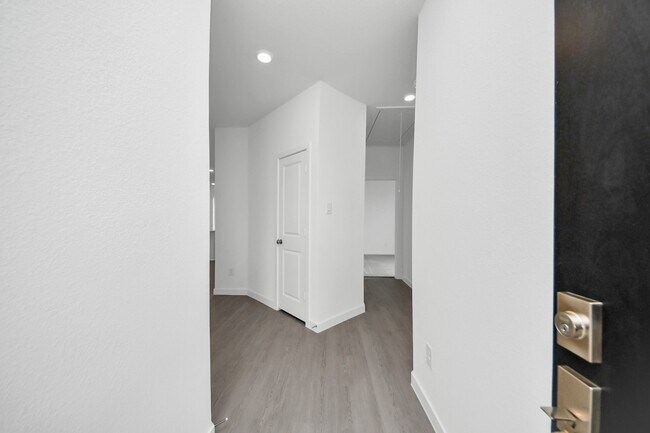 Building Photo - 28910 Rustic Robin Ln