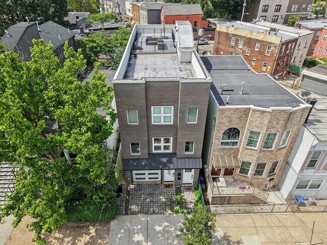 Building Photo - 131 Zabriskie St