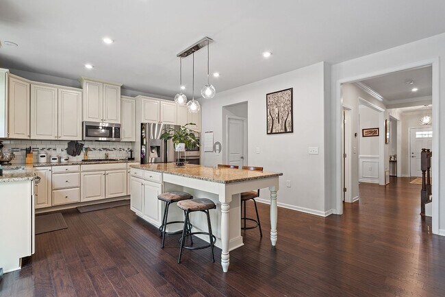 Building Photo - Luxurious 4 bedroom home in Jordan Pointe!