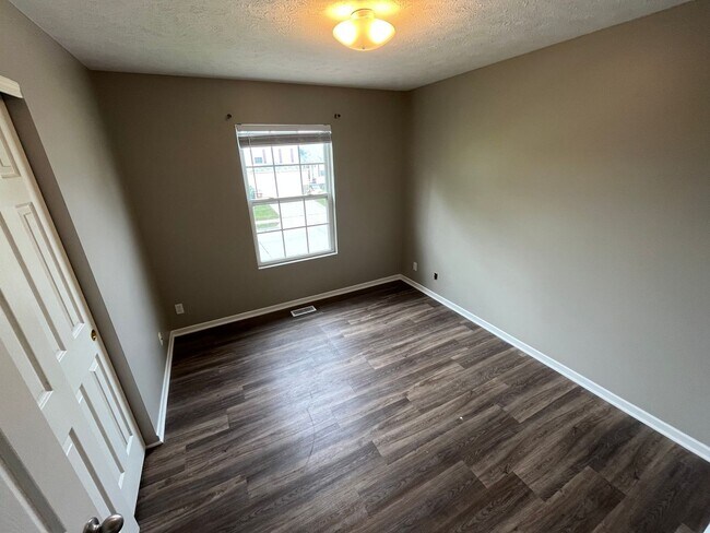 Building Photo - Bright & Spacious 3 Bedroom Bellevue Home!!
