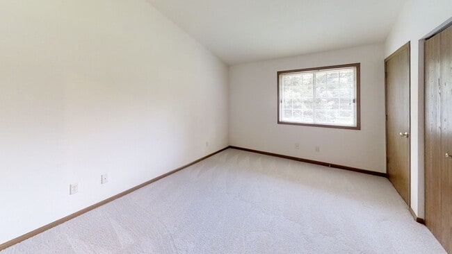 Building Photo - RENOVATED Condo Style Upper 2 Bedroom 2 Bathroom Apartment is Available