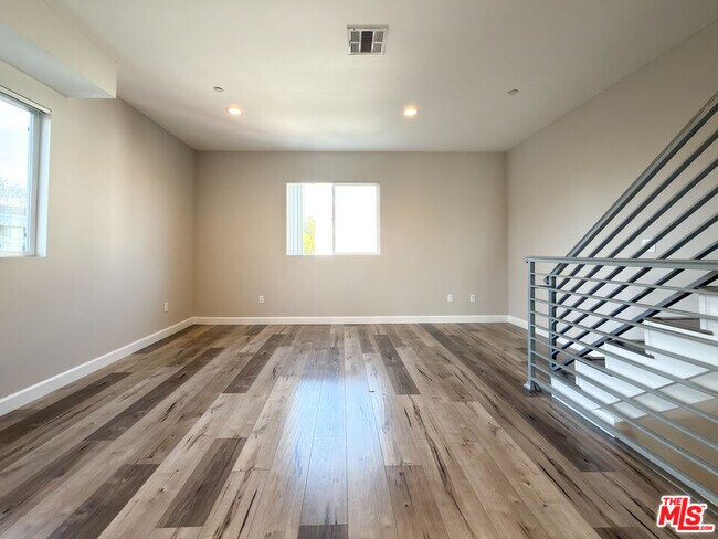 Building Photo - 5651 Willowcrest Ave