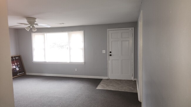 Building Photo - 817 Perry Dr