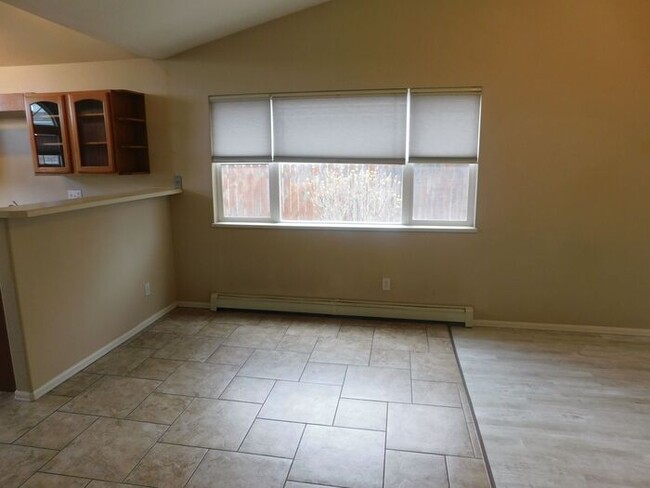 Building Photo - 3 bedroom home with fenced yard and garage...