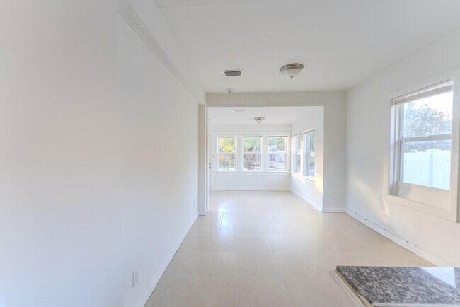 Building Photo - 521 S 24th Ave