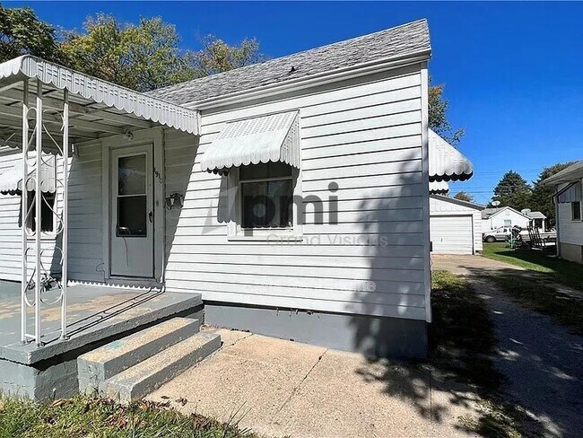 Primary Photo - 1910 W Grand Ave