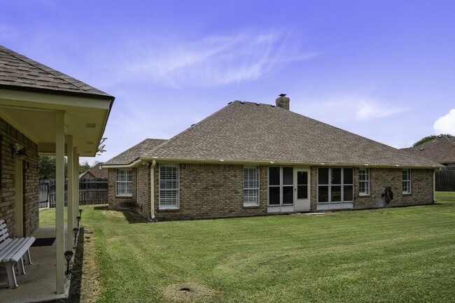 Building Photo - "Spacious 4-Bedroom Home with 3 Full Baths...