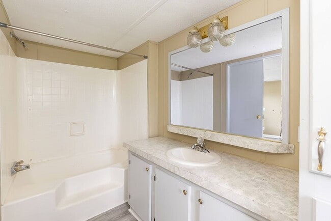 Building Photo - 2 Bed/2 Bath with Plenty of Space!