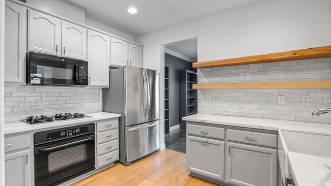 Building Photo - MODERN AND CONVENIENT 3 BR/2.5 BA LIVING I...