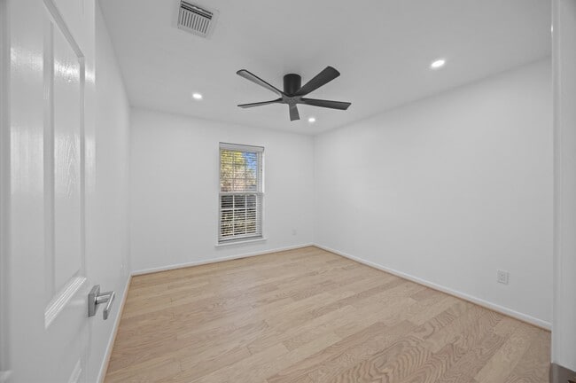 Building Photo - 25 Little John Ln