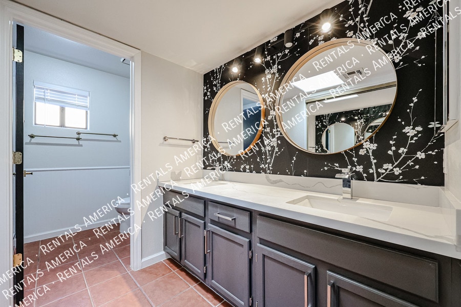 Building Photo - 1413 N Oak St