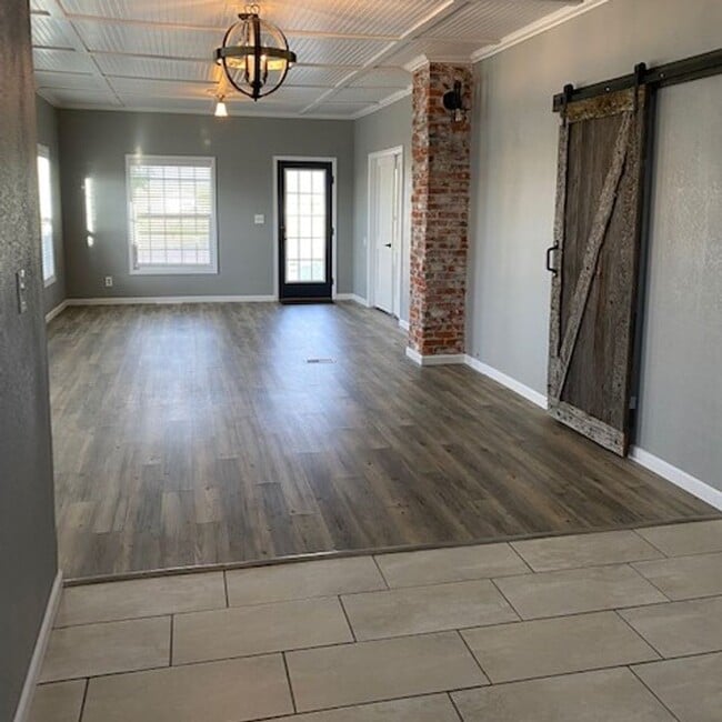 Building Photo - Amazing, Recently Renovated2 Bed 1 Bath Ho...