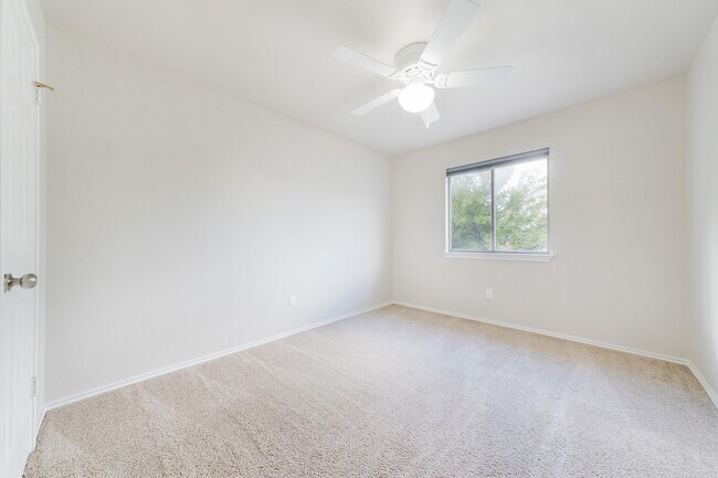 Building Photo - 17201 Village Glen Cove