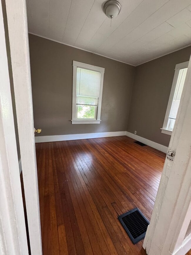 Building Photo - 3 Bedroom, 1 Bathroom Home