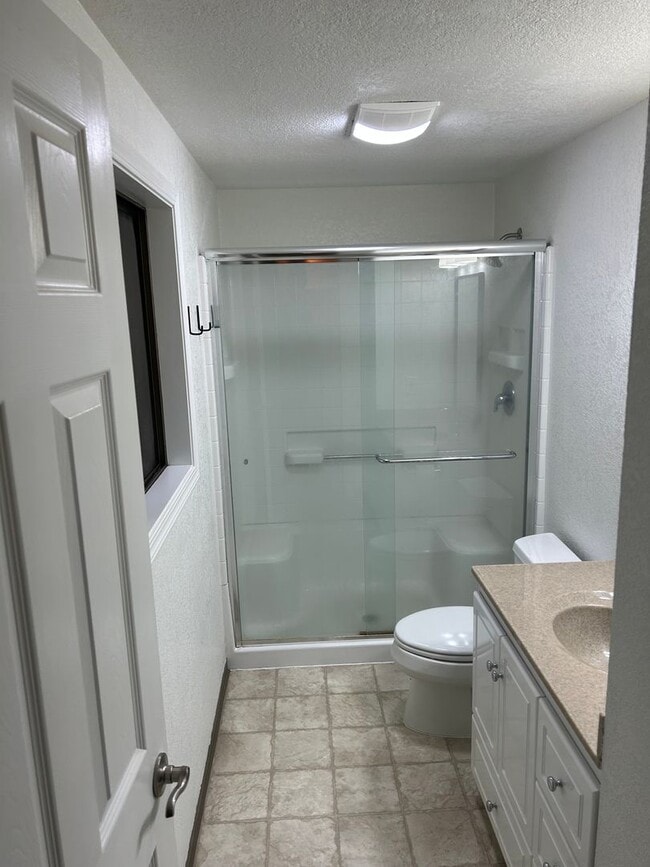 Building Photo - Lovely South Hills home, 4BD/3BA, Available early June!