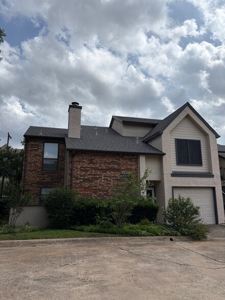 Building Photo - 827 W Harwood Rd