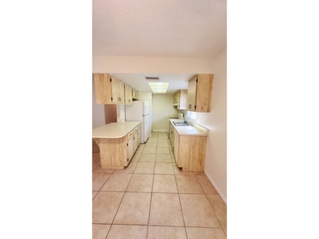 Building Photo - 2 Bedroom/2 Bath Condo! SW Cape Coral near...