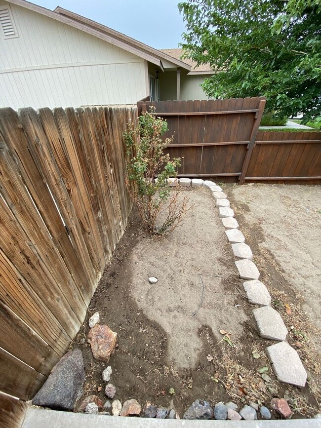 Building Photo - Charming 3 Bedroom