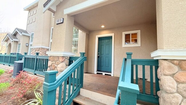 Building Photo - Beautiful 3BD/2.5BA, Multi-Level Townhome in the Shadowhawk Community in Danville- Available NOW!