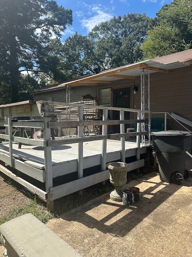 Building Photo - Refurbished - 3 bdrm 1 bath