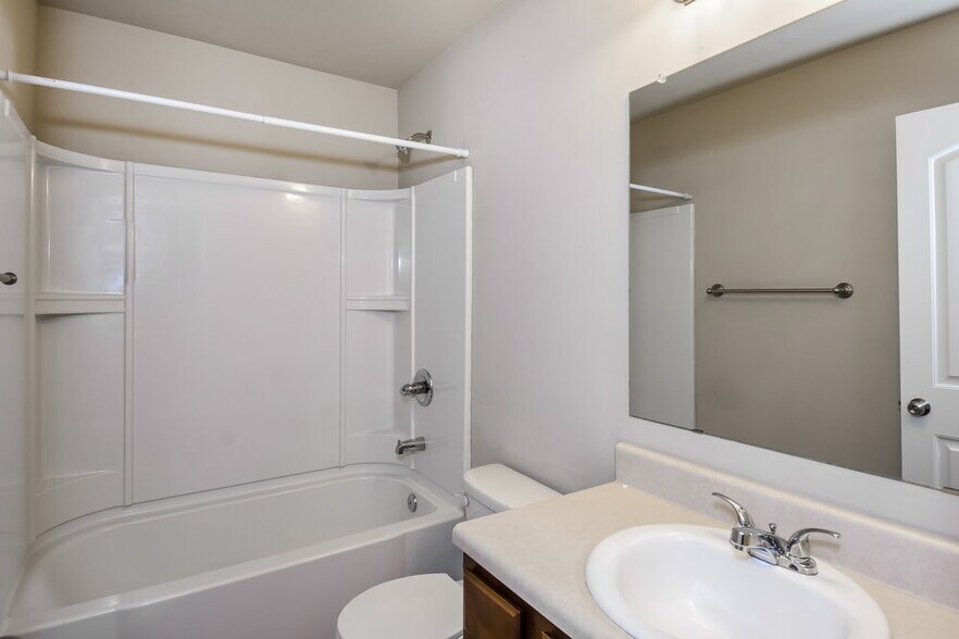 Building Photo - 618 Royal Crest Ct