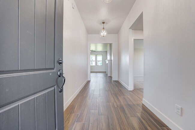 Building Photo - Brand New Home In Mustang!