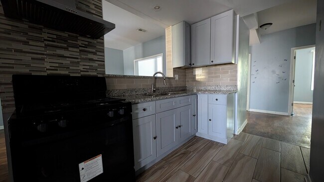 Building Photo - Spacious 3BR Apartment in Oak Park – 1,326...