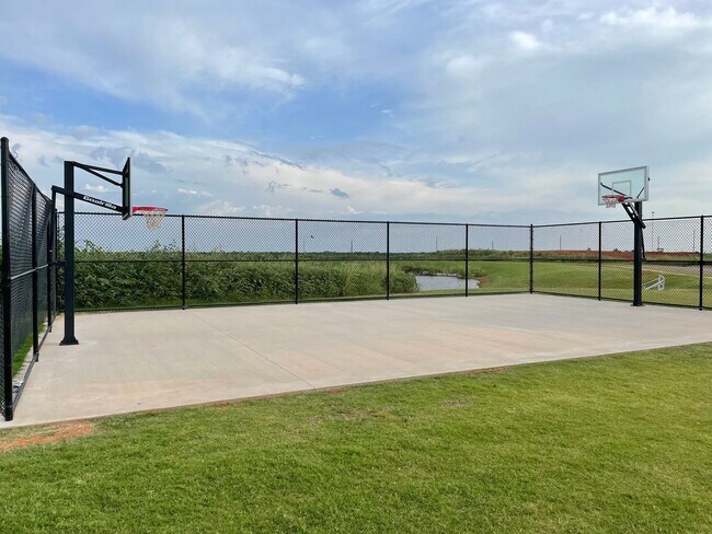 Building Photo - 4 Bed, 2 Bath with Neighborhood Pool and D...