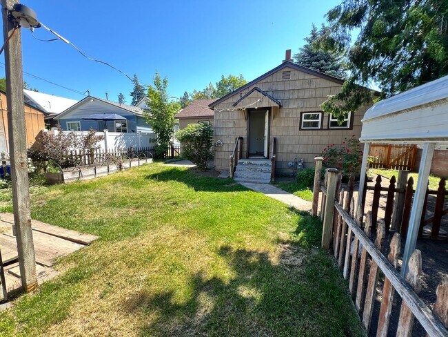 Building Photo - Adorable Shadle Bungalow - 2 Bed, 1 Bath +...