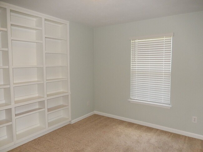 Building Photo - LOVELY 4/2.5 in Buck Lake Area on 1 Acre w/ 2 Car Garage, Washer/Dryer, Lawn Maint, & 2228 sq ft!...