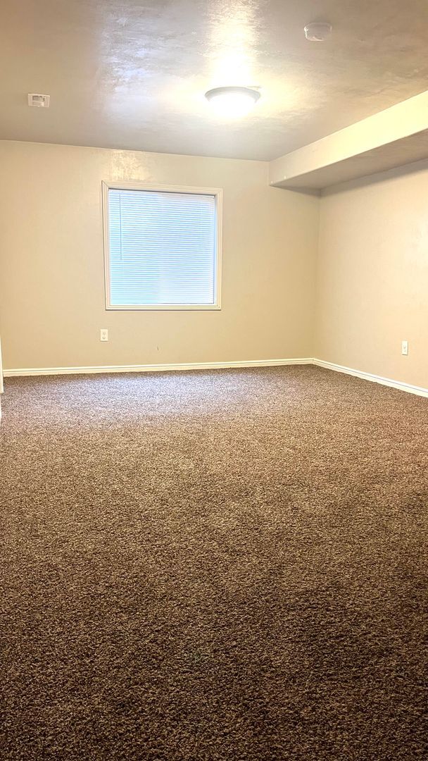 Building Photo - 6 Bedroom/3 Bathroom House in Eagle Mountain