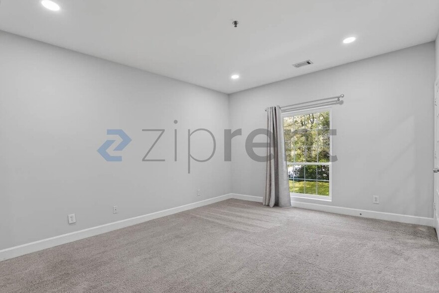 Building Photo - 2921 Lenox Rd NE