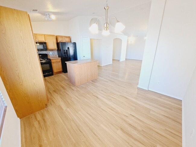 Building Photo - 3 bed 2 bath 1575 sq ft home