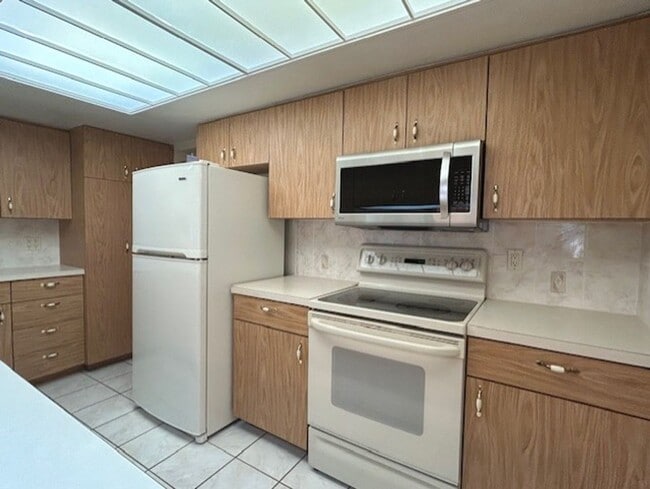 Building Photo - Spacious 3/2/2 in a quiet neighborhood available now!!