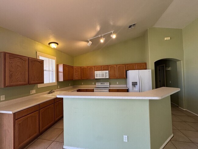 Building Photo - Beautiful 4 bedroom home in the neighborhood of Canyon De Flores!