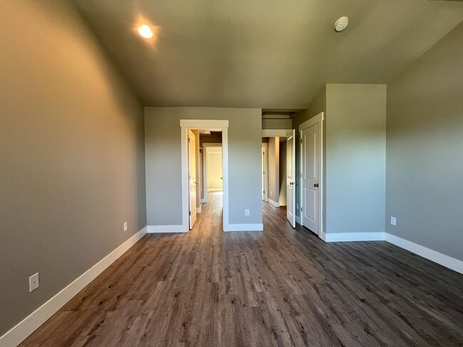 Building Photo - Elegant Three-Bedroom Home with Updated Kitchen & Vaulted Ceilings