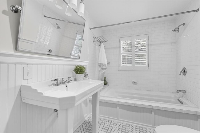 Building Photo - 3003 Burleson Rd