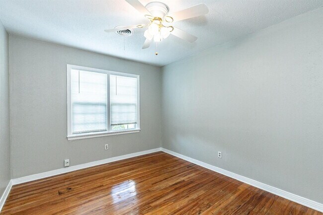 Building Photo - Cute 3/1 close to TEch and Medical