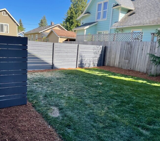 fenced backyard common area - 2834 NE Killingsworth St
